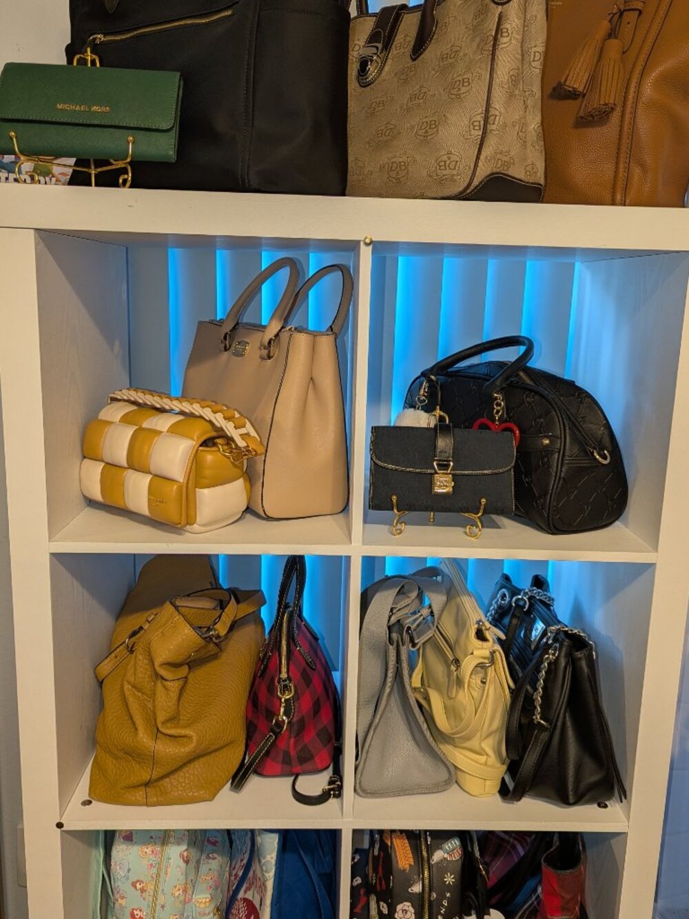 NEXT SHARE SHOW Tues, May 19 @ 9am (EDT). BAGS, WALLETS, ACCESSORIES!!! - Picture 6 of 6